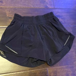 lulu lemon // Hotty Hot Low-Rise Lined Short 4" // color black // size 2